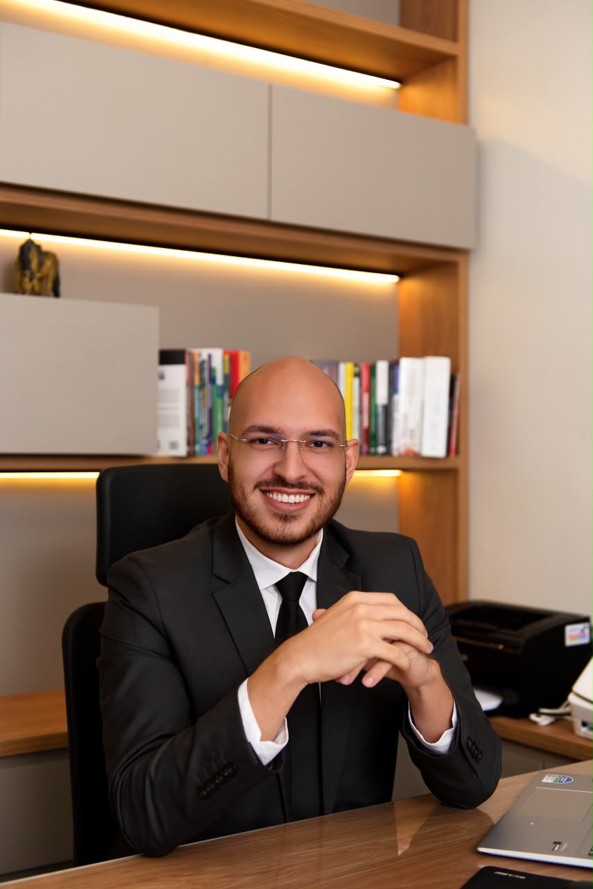 Dr. Renan Bernardo em seu escritório